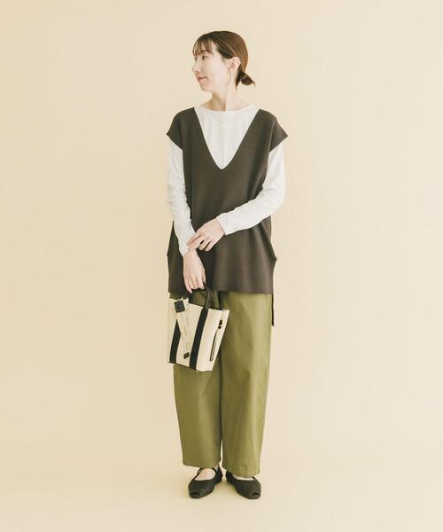 ITEMS URBANRESEARCH(アイテムズ アーバンリサーチ)の「ロングTシャツ×ニットベストセット(ニット/セーター・レディース・カーキ/チャコールグレー/ホワイト・FREE)」の14枚目の写真