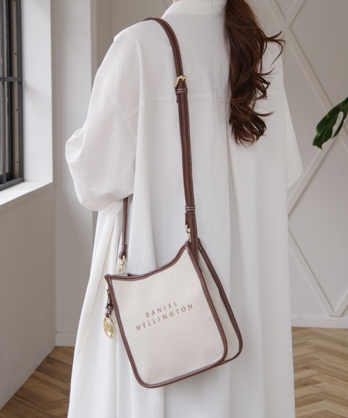 Daniel Wellington(ダニエルウェリントン)の「ダニエルウェリントン Iconic cavas スクエア ショルダーバッグ(ショルダーバッグ・レディース・ブラック/ブラウン/ホワイト/グリーン/ネイビー・FREE)」の3枚目の写真