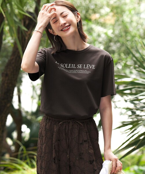 23区 L(ニジュウサンクオオキイサイズ)の「LE SOLEIL SE LEVE ロゴ Tシャツ(Tシャツ/カットソー・レディース・ホワイト系/ダークブラウン系/ブルー系/ブラウン系・44/46/48)」の2枚目の写真