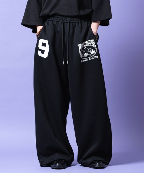 a.p.o.v.(エーピーオービー)の「a.p.o.v. ナンバリングワッペン&マークロゴプリントスーパーバルーンワイドスウェットパンツ(スウェットパンツ・メンズ・ブラック/ブルー・ONESIZE)」の1枚目の写真