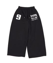 a.p.o.v.（エーピーオービー）の「a.p.o.v. ナンバリングワッペン＆マークロゴプリントスーパーバルーンワイドスウェットパンツ（スウェットパンツ）」