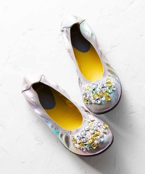 Live in comfort（リブインコンフォート）の「ＣＯＣＵＥ×リブ　イン　コンフォート　歩きやすくて主役級に華やかな　きらきらビジューフラットパンプス〈シャイニーグレー〉（パンプス・レディース・シルバー系その他・3/4/5/6）」の4枚目の写真