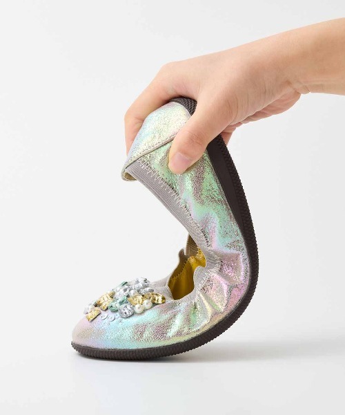 Live in comfort（リブインコンフォート）の「ＣＯＣＵＥ×リブ　イン　コンフォート　歩きやすくて主役級に華やかな　きらきらビジューフラットパンプス〈シャイニーグレー〉（パンプス・レディース・シルバー系その他・3/4/5/6）」の6枚目の写真