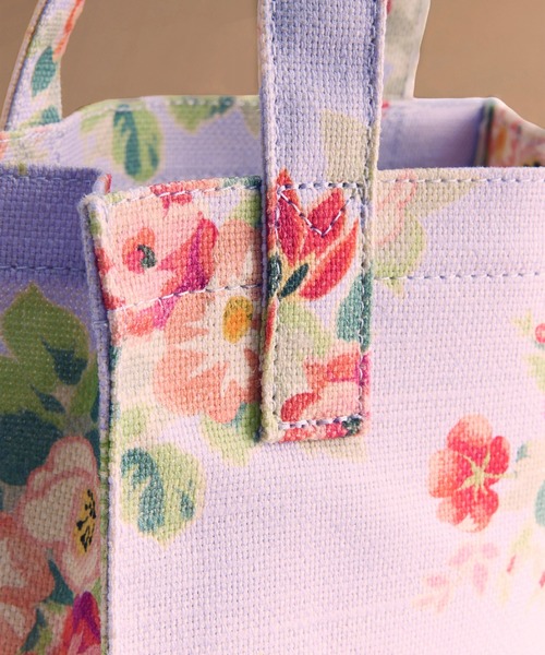 Cath Kidston(キャスキッドソン)の「スモール ブックバッグ Archive Floral(ハンドバッグ・レディース・ラベンダー・FREE)」の3枚目の写真