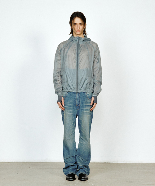 YUJI(ユジ)の「FUTURE AIRLIGHT WINDBREAKER GREY(ナイロンジャケット・レディース・グレー・SMALL/MEDIUM/LARGE)」の4枚目の写真