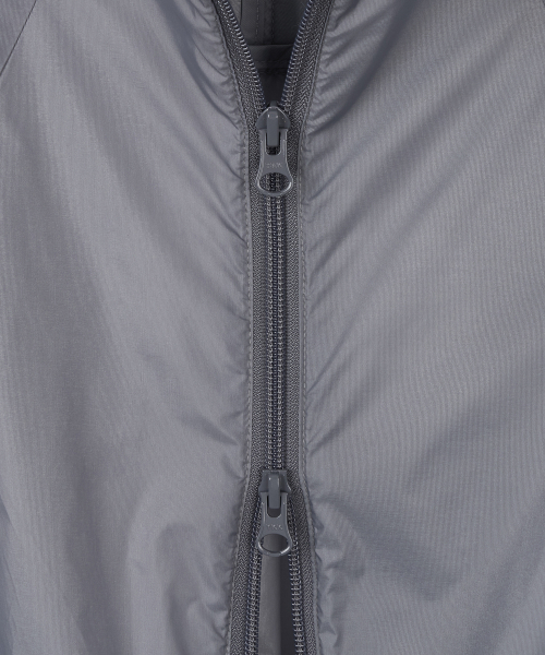 YUJI(ユジ)の「FUTURE AIRLIGHT WINDBREAKER GREY(ナイロンジャケット・レディース・グレー・SMALL/MEDIUM/LARGE)」の10枚目の写真