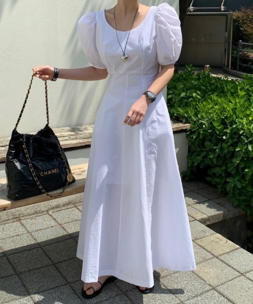 AMAJI(アマジ)の「ラウンドネックパフスリーブウエスト切替ロングワンピース 半袖フレアシルエット(ワンピース・レディース・ピンク/ホワイト/ブラック/イエロー・FREE)」の1枚目の写真