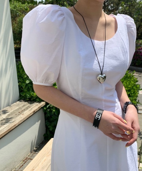AMAJI(アマジ)の「ラウンドネックパフスリーブウエスト切替ロングワンピース 半袖フレアシルエット(ワンピース・レディース・ピンク/ホワイト/ブラック/イエロー・FREE)」の6枚目の写真