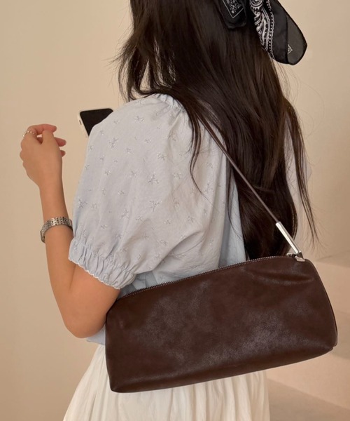LETee(レティー)の「コンパクトで上品見え!どんなコーデにも馴染むミニマルショルダーバッグ(ショルダーバッグ・レディース・ブルー/アイボリー/ブラック/ピンク/ブラウン・FREE)」の1枚目の写真