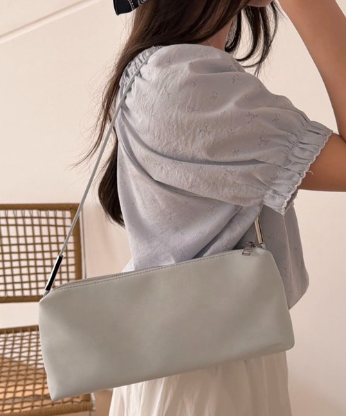 LETee(レティー)の「コンパクトで上品見え!どんなコーデにも馴染むミニマルショルダーバッグ(ショルダーバッグ・レディース・ブルー/アイボリー/ブラック/ピンク/ブラウン・FREE)」の4枚目の写真