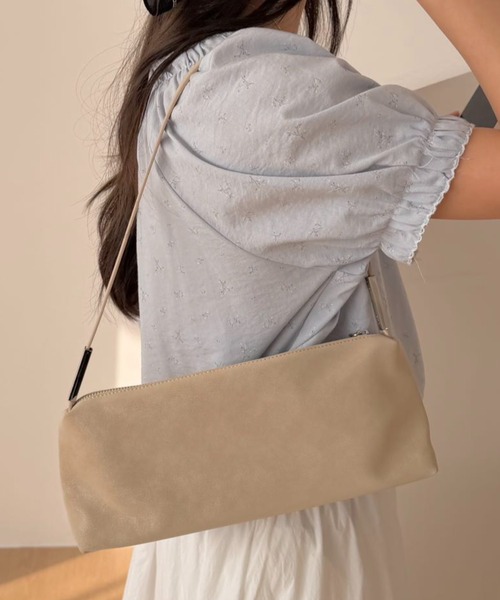 LETee(レティー)の「コンパクトで上品見え!どんなコーデにも馴染むミニマルショルダーバッグ(ショルダーバッグ・レディース・ブルー/アイボリー/ブラック/ピンク/ブラウン・FREE)」の2枚目の写真