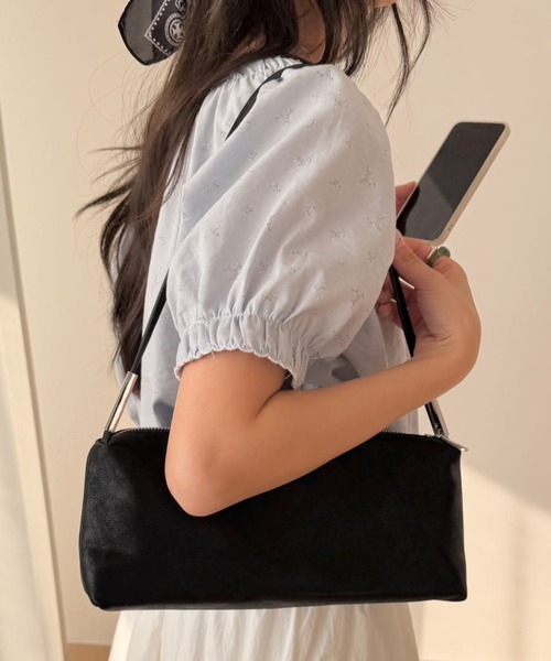 LETee(レティー)の「コンパクトで上品見え!どんなコーデにも馴染むミニマルショルダーバッグ(ショルダーバッグ・レディース・ブルー/アイボリー/ブラック/ピンク/ブラウン・FREE)」の3枚目の写真