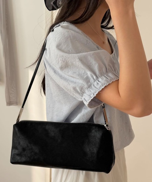 LETee(レティー)の「コンパクトで上品見え!どんなコーデにも馴染むミニマルショルダーバッグ(ショルダーバッグ・レディース・ブルー/アイボリー/ブラック/ピンク/ブラウン・FREE)」の11枚目の写真