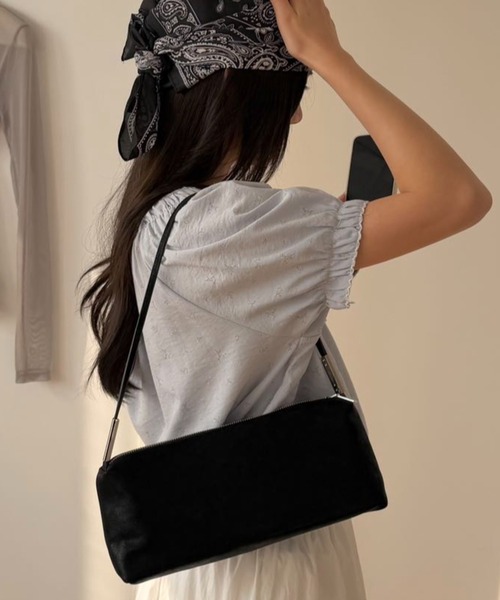 LETee(レティー)の「コンパクトで上品見え!どんなコーデにも馴染むミニマルショルダーバッグ(ショルダーバッグ・レディース・ブルー/アイボリー/ブラック/ピンク/ブラウン・FREE)」の12枚目の写真