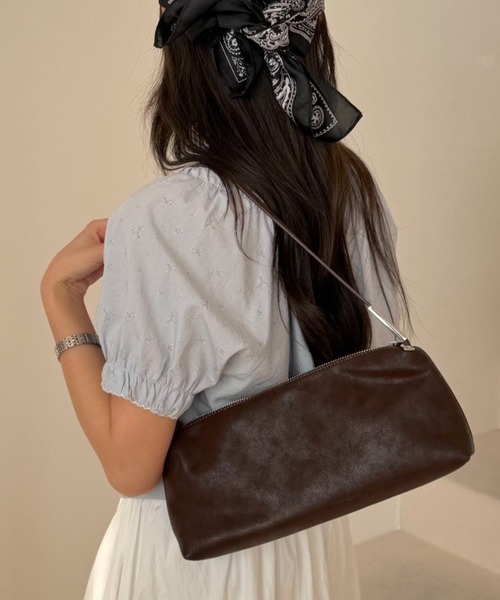 LETee(レティー)の「コンパクトで上品見え!どんなコーデにも馴染むミニマルショルダーバッグ(ショルダーバッグ・レディース・ブルー/アイボリー/ブラック/ピンク/ブラウン・FREE)」の15枚目の写真