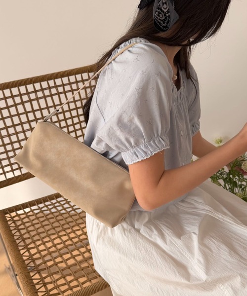 LETee(レティー)の「コンパクトで上品見え!どんなコーデにも馴染むミニマルショルダーバッグ(ショルダーバッグ・レディース・ブルー/アイボリー/ブラック/ピンク/ブラウン・FREE)」の7枚目の写真