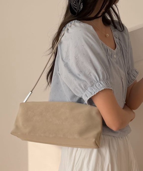 LETee(レティー)の「コンパクトで上品見え!どんなコーデにも馴染むミニマルショルダーバッグ(ショルダーバッグ・レディース・ブルー/アイボリー/ブラック/ピンク/ブラウン・FREE)」の8枚目の写真