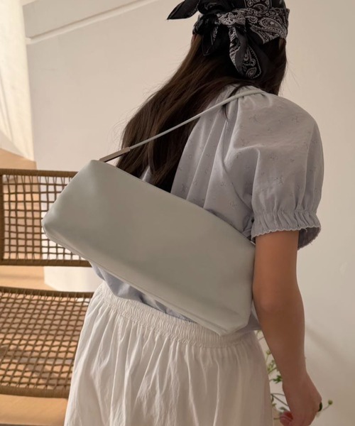 LETee(レティー)の「コンパクトで上品見え!どんなコーデにも馴染むミニマルショルダーバッグ(ショルダーバッグ・レディース・ブルー/アイボリー/ブラック/ピンク/ブラウン・FREE)」の19枚目の写真