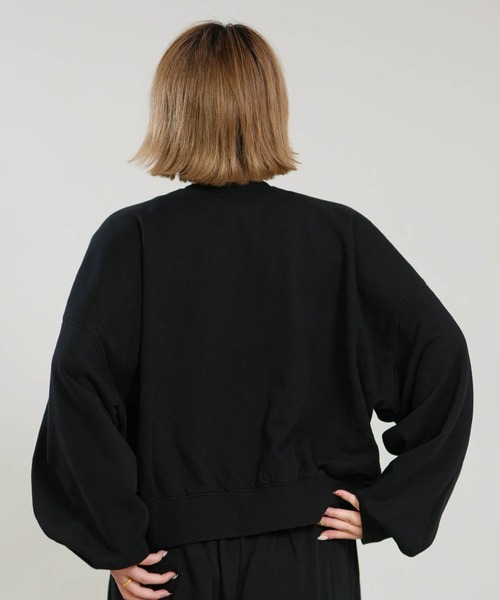 NEW ERA(ニューエラ)の「NEW ERA/ニューエラ スウェット クロップド丈 CROPPED SWEAT CREW NECK 15129273/15129274(パーカー・レディース・ブラック/ライトグレー・M/S)」の4枚目の写真