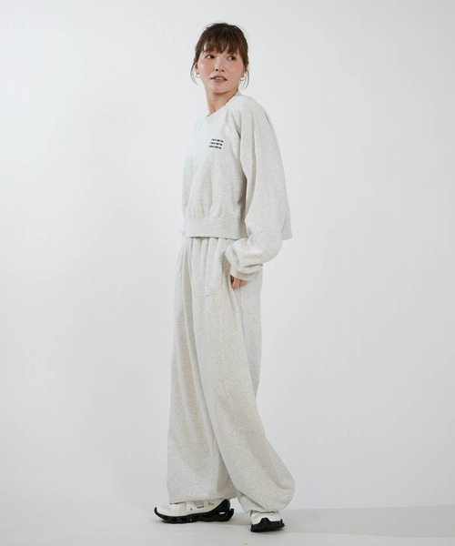 NEW ERA(ニューエラ)の「NEW ERA/ニューエラ スウェット クロップド丈 CROPPED SWEAT CREW NECK 15129273/15129274(パーカー・レディース・ブラック/ライトグレー・M/S)」の14枚目の写真