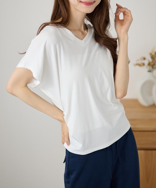 DAYRA(デイラ)の「Vネック サイド ギャザー 半袖 カットソー(Tシャツ/カットソー・レディース・ホワイト/ライトブルー/ブラック/ブラウン/グレー/ライトピンク・FREE)」の2枚目の写真