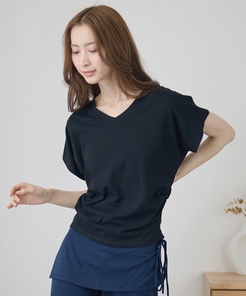 DAYRA(デイラ)の「Vネック サイド ギャザー 半袖 カットソー(Tシャツ/カットソー・レディース・ホワイト/ライトブルー/ブラック/ブラウン/グレー/ライトピンク・FREE)」の1枚目の写真