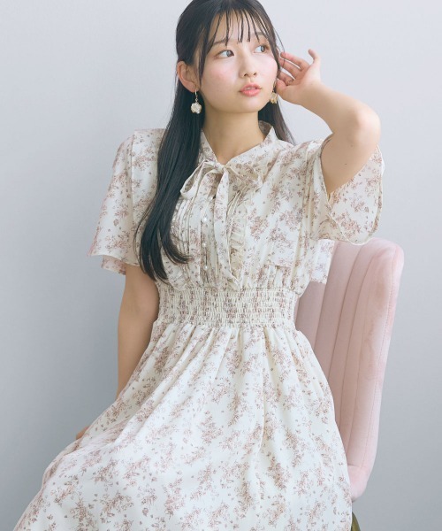 marun(マルン)の「【新色追加】<大きいサイズ>リボン付花柄フリルワンピース marun(ワンピース・レディース・ピンク系/ブラック/アイボリー・L/4L/3L/LL/5L)」の2枚目の写真