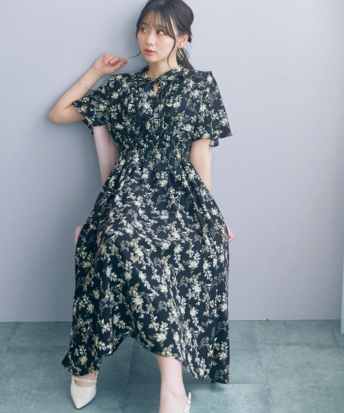 marun(マルン)の「【新色追加】<大きいサイズ>リボン付花柄フリルワンピース marun(ワンピース・レディース・ピンク系/ブラック/アイボリー・L/4L/3L/LL/5L)」の3枚目の写真
