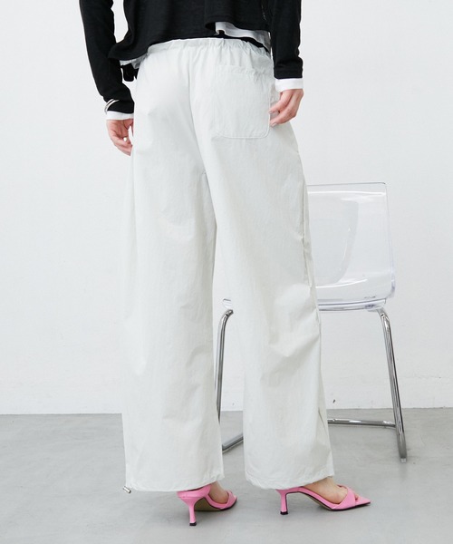 uyu.(ウユ)の「ダブルウエスト ナイロンライクイージーパンツ(カーゴパンツ・レディース・ナチュラル/パープル/ブラック・LARGE/MEDIUM)」の20枚目の写真