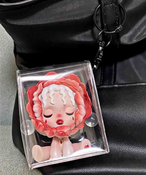 VIBGYOR(ヴィブジョー)の「FReePLACe/ミニ推し ぬいポーチ キーホルダー クリアケース X12861(キーホルダー・レディース・パープル/ホワイト/ブラック/ブルー/ピンク/イエロー・FREE)」の3枚目の写真