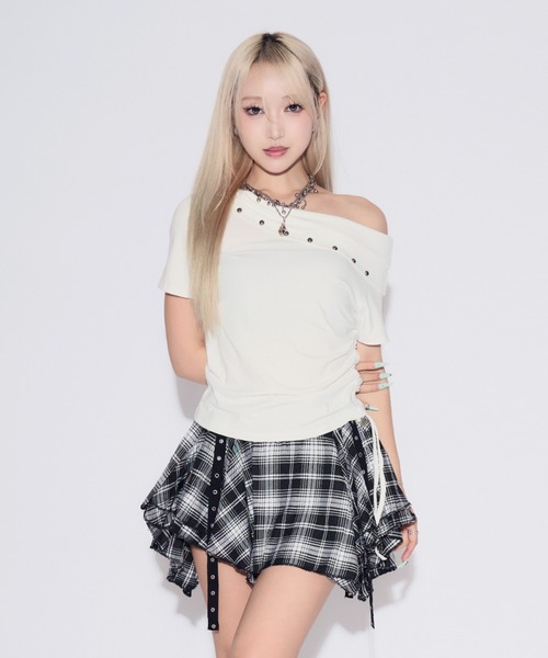 tinkerend(ティンカーエンド)の「One-shoulder Studded T-shirt / ワンショルダースタッズTシャツ(Tシャツ/カットソー・レディース・ホワイト/ブラック・FREE)」の1枚目の写真