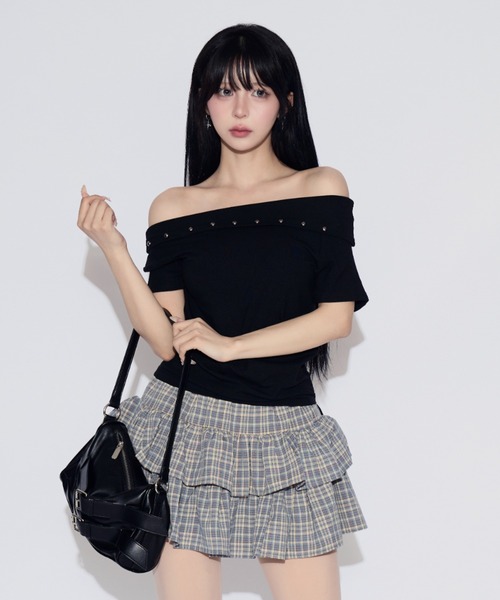 tinkerend(ティンカーエンド)の「One-shoulder Studded T-shirt / ワンショルダースタッズTシャツ(Tシャツ/カットソー・レディース・ホワイト/ブラック・FREE)」の2枚目の写真