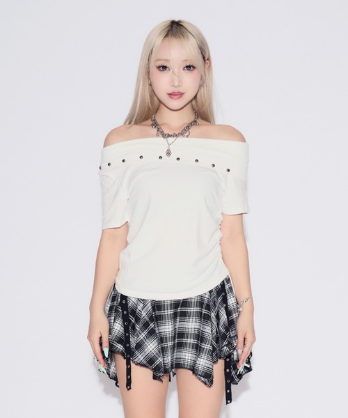 tinkerend(ティンカーエンド)の「One-shoulder Studded T-shirt / ワンショルダースタッズTシャツ(Tシャツ/カットソー・レディース・ホワイト/ブラック・FREE)」の3枚目の写真