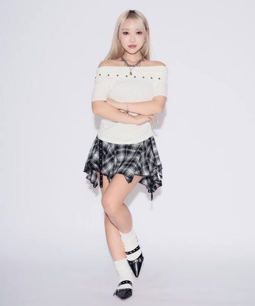 tinkerend(ティンカーエンド)の「One-shoulder Studded T-shirt / ワンショルダースタッズTシャツ(Tシャツ/カットソー・レディース・ホワイト/ブラック・FREE)」の10枚目の写真