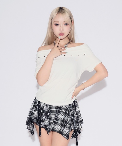 tinkerend(ティンカーエンド)の「One-shoulder Studded T-shirt / ワンショルダースタッズTシャツ(Tシャツ/カットソー・レディース・ホワイト/ブラック・FREE)」の4枚目の写真