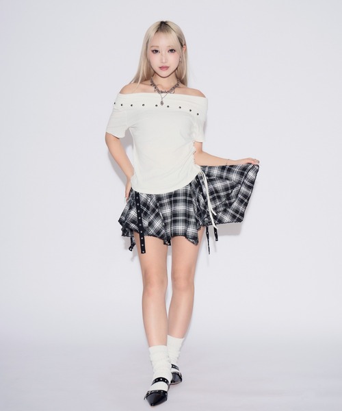 tinkerend(ティンカーエンド)の「One-shoulder Studded T-shirt / ワンショルダースタッズTシャツ(Tシャツ/カットソー・レディース・ホワイト/ブラック・FREE)」の11枚目の写真