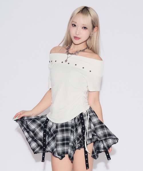 tinkerend(ティンカーエンド)の「One-shoulder Studded T-shirt / ワンショルダースタッズTシャツ(Tシャツ/カットソー・レディース・ホワイト/ブラック・FREE)」の5枚目の写真