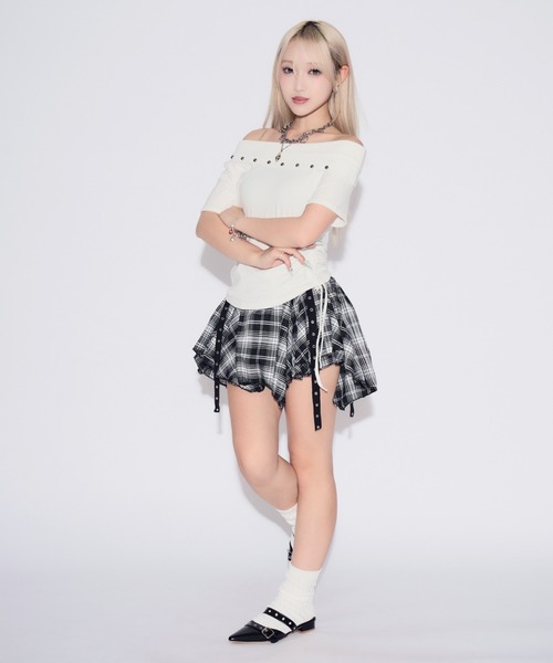 tinkerend(ティンカーエンド)の「One-shoulder Studded T-shirt / ワンショルダースタッズTシャツ(Tシャツ/カットソー・レディース・ホワイト/ブラック・FREE)」の12枚目の写真