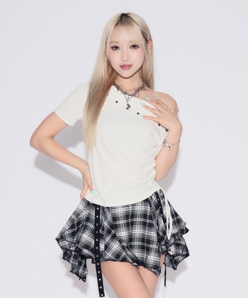 tinkerend(ティンカーエンド)の「One-shoulder Studded T-shirt / ワンショルダースタッズTシャツ(Tシャツ/カットソー・レディース・ホワイト/ブラック・FREE)」の7枚目の写真