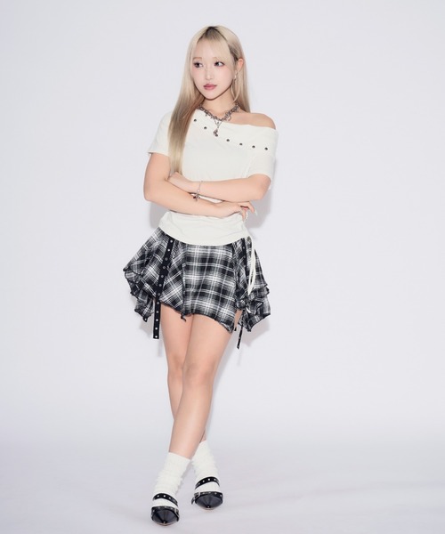 tinkerend(ティンカーエンド)の「One-shoulder Studded T-shirt / ワンショルダースタッズTシャツ(Tシャツ/カットソー・レディース・ホワイト/ブラック・FREE)」の13枚目の写真