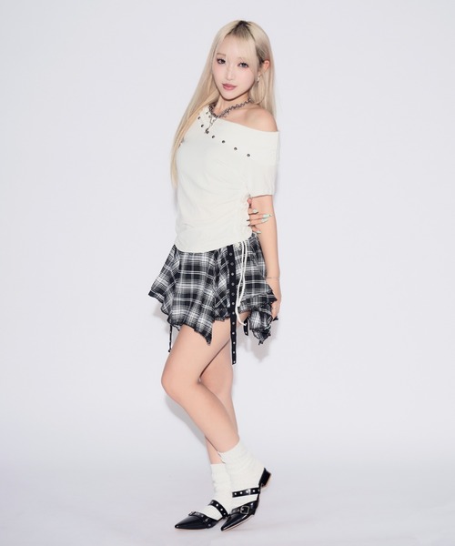 tinkerend(ティンカーエンド)の「One-shoulder Studded T-shirt / ワンショルダースタッズTシャツ(Tシャツ/カットソー・レディース・ホワイト/ブラック・FREE)」の14枚目の写真