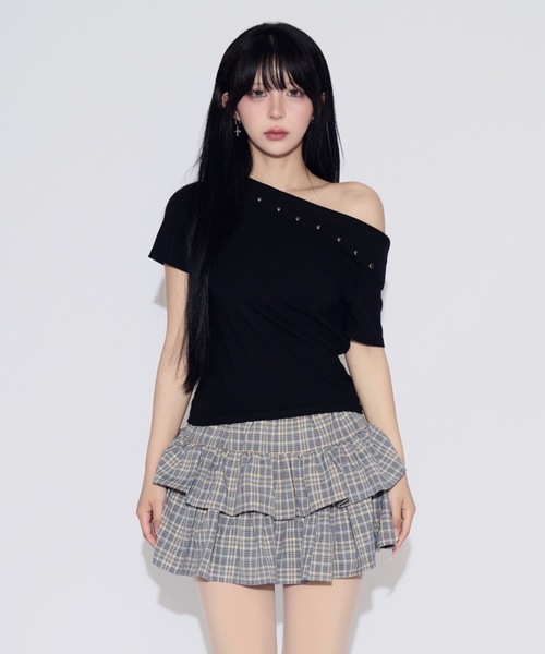 tinkerend(ティンカーエンド)の「One-shoulder Studded T-shirt / ワンショルダースタッズTシャツ(Tシャツ/カットソー・レディース・ホワイト/ブラック・FREE)」の15枚目の写真