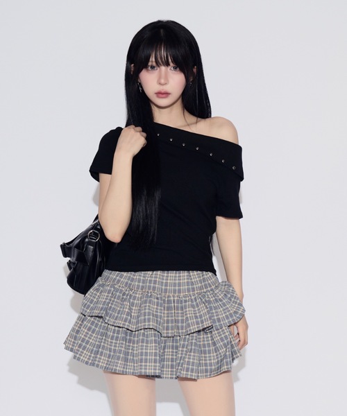 tinkerend(ティンカーエンド)の「One-shoulder Studded T-shirt / ワンショルダースタッズTシャツ(Tシャツ/カットソー・レディース・ホワイト/ブラック・FREE)」の16枚目の写真