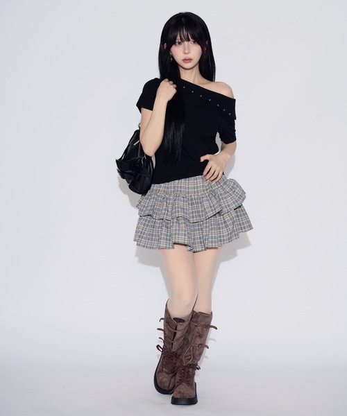 tinkerend(ティンカーエンド)の「One-shoulder Studded T-shirt / ワンショルダースタッズTシャツ(Tシャツ/カットソー・レディース・ホワイト/ブラック・FREE)」の20枚目の写真