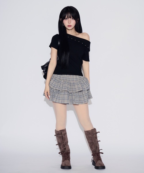tinkerend(ティンカーエンド)の「One-shoulder Studded T-shirt / ワンショルダースタッズTシャツ(Tシャツ/カットソー・レディース・ホワイト/ブラック・FREE)」の21枚目の写真