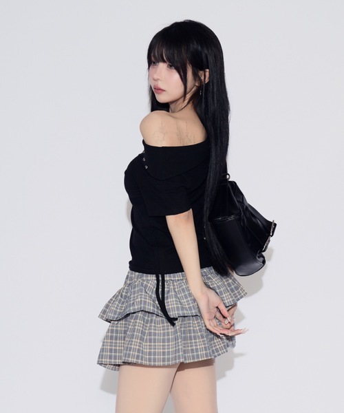 tinkerend(ティンカーエンド)の「One-shoulder Studded T-shirt / ワンショルダースタッズTシャツ(Tシャツ/カットソー・レディース・ホワイト/ブラック・FREE)」の17枚目の写真