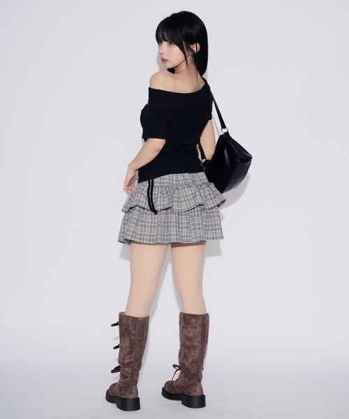 tinkerend(ティンカーエンド)の「One-shoulder Studded T-shirt / ワンショルダースタッズTシャツ(Tシャツ/カットソー・レディース・ホワイト/ブラック・FREE)」の22枚目の写真