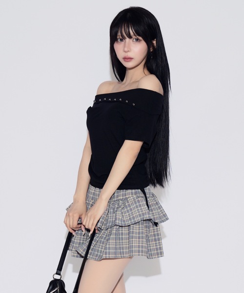 tinkerend(ティンカーエンド)の「One-shoulder Studded T-shirt / ワンショルダースタッズTシャツ(Tシャツ/カットソー・レディース・ホワイト/ブラック・FREE)」の18枚目の写真