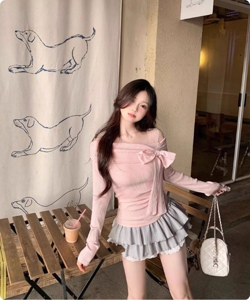I.O.E(アイオイ)の「【韓国ファッション】リボンオフショルダー リブニットトップス(Tシャツ/カットソー・レディース・ピンク/アイボリー・FREE)」の3枚目の写真