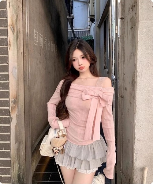 I.O.E(アイオイ)の「【韓国ファッション】リボンオフショルダー リブニットトップス(Tシャツ/カットソー・レディース・ピンク/アイボリー・FREE)」の14枚目の写真